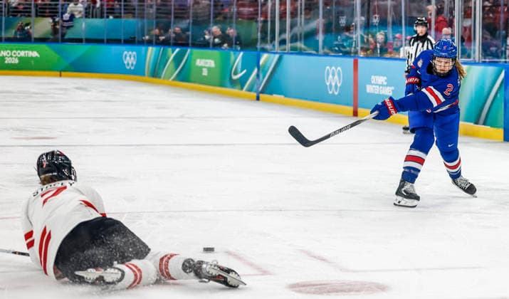 Canada s Laura Stacey (7) uses her body to block a shot by United States Lee Stecklein (2) in the third period of the Gold Medal Game between Canada and the USA at the Milano Santagiulia Ice hockey, Eishockey Arena in Milan, Italy, on Thursday, February 19, 2026.  OLY20260219328 AARONxJOSEFCZYK
