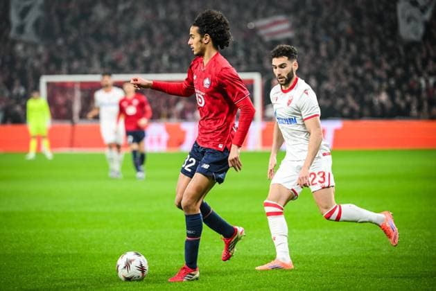 February 19, 2026, Villeneuve-D ascq, France, France: Ayyoub BOUADDI of Lille and Nayair TIKNIZYAN of Crvena Zvezda during the UEFA Europa League match between Lille OSC (LOSC) and Crvena Zvezda at Pierre Mauroy Stadium on February 19, 2026 in Villeneuve-d Ascq near Lille, France. Villeneuve-D ascq France - ZUMAm308 20260219_zsp_m308_001 Copyright: xMatthieuxMirvillex