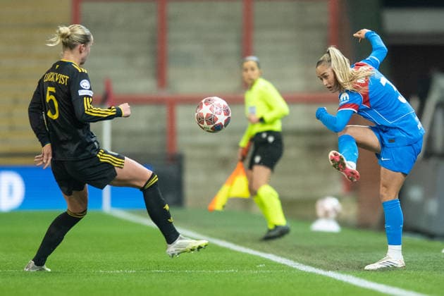 Manchester United, ManU Women v AtlÃ tico Madrid Femenino UEFA Womens Champions League Andrea Medina of AtlÃ tico Madrid Femenino with a pass ahead of Hanna Lundkvist of Manchester United Women during the UEFA Womens Champions League Round of 16 Second Leg match between Manchester United Women and AtlÃ tico Madrid Femenino at Leigh Sports Village, Leigh 19 02 2026 UK Newspapers OUT Copyright: xMattxWilkinsonx FIL-23015-0012