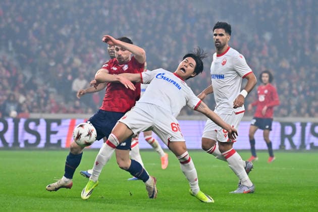 FOOTBALL : Lille vs Etoile Rouge Belgrade - Europa League - Lille - 19 02 2026 Romain Perraud ( 15 - Lille ) and Youngwoo Seol ( 66 - Red Star Belgrade ) during the UEFA Europa League match between Lille OSC and Red Star Belgrade at Stade Pierre Mauroy on February 19, 2026 in Lille, France. ( Photo by Federico Pestellini PsnewZ ) - LilleFrance  Copyright: xFedericoxPestellinix