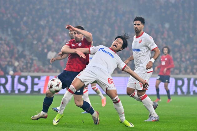 FOOTBALL : Lille vs Etoile Rouge Belgrade - Europa League - Lille - 19 02 2026 Romain Perraud ( 15 - Lille ) and Youngwoo Seol ( 66 - Red Star Belgrade ) during the UEFA Europa League match between Lille OSC and Red Star Belgrade at Stade Pierre Mauroy on February 19, 2026 in Lille, France. ( Photo by Federico Pestellini PsnewZ ) - LilleFrance  Copyright: xFedericoxPestellinix