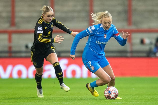 Manchester United, ManU Women v AtlÃ tico Madrid Femenino UEFA Womens Champions League Synne Jensen of AtlÃ tico Madrid Femenino takes the ball past Hanna Lundkvist of Manchester United Women during the UEFA Womens Champions League Round of 16 Second Leg match between Manchester United Women and AtlÃ tico Madrid Femenino at Leigh Sports Village, Leigh 19 02 2026 UK Newspapers OUT Copyright: xMattxWilkinsonx FIL-23015-0013