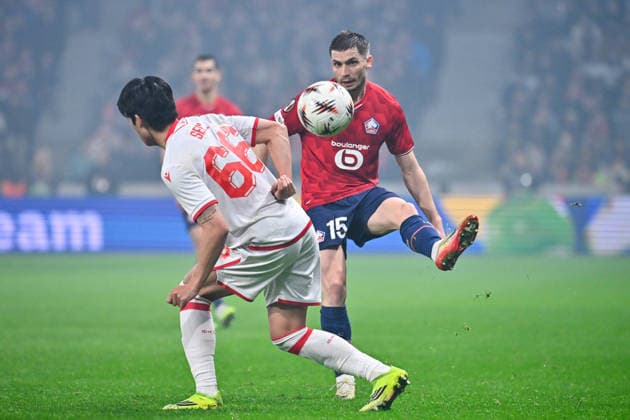 FOOTBALL : Lille vs Etoile Rouge Belgrade - Europa League - Lille - 19 02 2026 Romain Perraud ( 15 - Lille ) and Youngwoo Seol ( 66 - Red Star Belgrade ) during the UEFA Europa League match between Lille OSC and Red Star Belgrade at Stade Pierre Mauroy on February 19, 2026 in Lille, France. ( Photo by Federico Pestellini PsnewZ ) - LilleFrance  Copyright: xFedericoxPestellinix