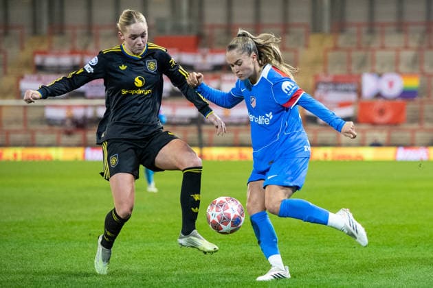 Manchester United, ManU Women v AtlÃ tico Madrid Femenino UEFA Womens Champions League Andrea Medina of AtlÃ tico Madrid Femenino takes on Hanna Lundkvist of Manchester United Women during the UEFA Womens Champions League Round of 16 Second Leg match between Manchester United Women and AtlÃ tico Madrid Femenino at Leigh Sports Village, Leigh 19 02 2026 UK Newspapers OUT Copyright: xMattxWilkinsonx FIL-23015-0016