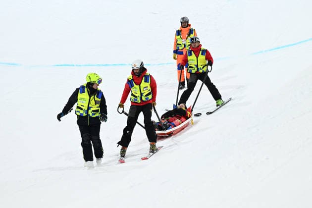 2026 WINTER Olympic Games, Olympische Spiele, Olympia, OS Cassie Sharpe of Canada receives medical attention after crashing on her second run in the Women™s Freeski Halfpipe qualifier at Livigno Snow Park, on day 13 of the 2026 Milano Cortina Winter Olympic Games in Italy, Wednesday, February 18, 2026. ( NO ARCHIVING LIVIGNO SONDRIO ITALY  Copyright: xDANxHIMBRECHTSx 20260220118817259474