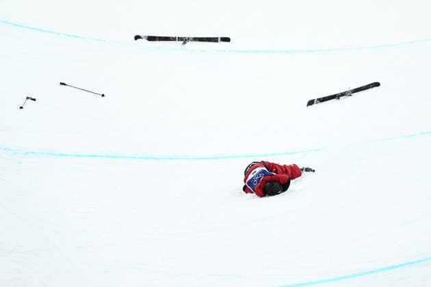 2026 WINTER Olympic Games, Olympische Spiele, Olympia, OS Cassie Sharpe of Canada crashes on her second run in the Women™s Freeski Halfpipe qualifier at Livigno Snow Park, on day 13 of the 2026 Milano Cortina Winter Olympic Games in Italy, Wednesday, February 18, 2026. ( NO ARCHIVING LIVIGNO SONDRIO ITALY  Copyright: xDANxHIMBRECHTSx 20260220134303000037