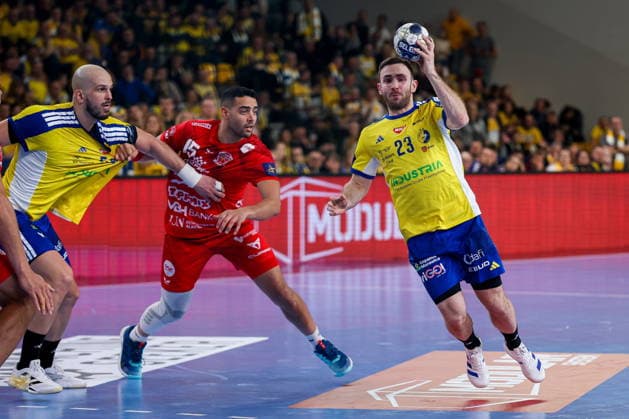 Kielce 19.02.2026. Pilka reczna EHF Liga Mistrzow sezon 2025 2026 kolejka 11 mecz: Industria Kielce - One Veszprem --- Handball EHF Champions League season 2025 2026 round 11 match between Industria Kielce and One Veszprem at Hala Legionow in Kielce, Poland Arkadiusz Moryto Fot. Igor Jakubowski Arena Akcji NEWSPIX.PL --- newspix.pl 