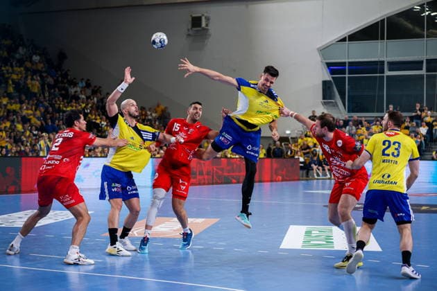 Kielce 19.02.2026. Pilka reczna EHF Liga Mistrzow sezon 2025 2026 kolejka 11 mecz: Industria Kielce - One Veszprem --- Handball EHF Champions League season 2025 2026 round 11 match between Industria Kielce and One Veszprem at Hala Legionow in Kielce, Poland Szymon Sicko Artsem Karalek Ahmed Hesham Elsayed Moham Thiagus Petrus Goncalves Dos Santos Arkadiusz Moryto Fot. Igor Jakubowski Arena Akcji NEWSPIX.PL --- newspix.pl 