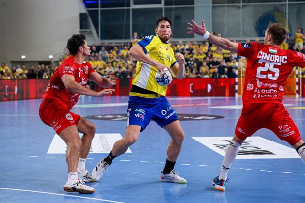 Kielce 19.02.2026. Pilka reczna EHF Liga Mistrzow sezon 2025 2026 kolejka 11 mecz: Industria Kielce - One Veszprem --- Handball EHF Champions League season 2025 2026 round 11 match between Industria Kielce and One Veszprem at Hala Legionow in Kielce, Poland Daniel Dujshebaev Thiagus Petrus Goncalves Dos Santos Fot. Igor Jakubowski Arena Akcji NEWSPIX.PL --- newspix.pl 