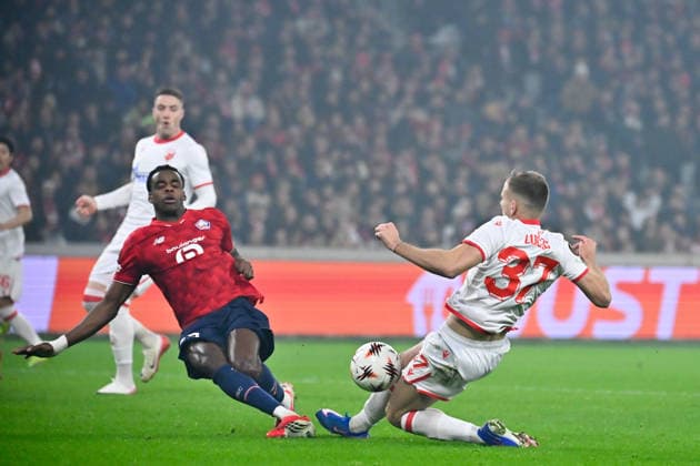 FOOTBALL : Lille vs Etoile Rouge Belgrade - Europa League - Lille - 19 02 2026 Nathan Ngoy ( 3 - Lille ) and Vladimir Lucic ( 37 - Red Star Belgrade ) during the UEFA Europa League match between Lille OSC and Red Star Belgrade at Stade Pierre Mauroy on February 19, 2026 in Lille, France. ( Photo by Federico Pestellini PsnewZ ) - LilleFrance  Copyright: xFedericoxPestellinix