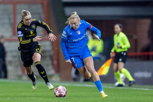 19th February 2026; Leigh Sports Village, Manchester, England; Womens Champions League Football, Manchester United, ManU versus Atletico Madrid; Synne Jensen of Atletico Madrid under pressure from Hanna Lundkvist of Manchester United Women  TimxWilliams Content restricted for UK based newspaper