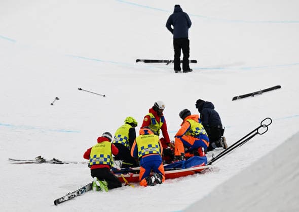 (260219) -- LIVIGNO, Feb. 19, 2026 -- Cassie Sharpe of Canada receives treatment after falling during the qualification of freestyle skiing women s freeski halfpipe at the Milan-Cortina 2026 Olympic Winter games, Winterspiele,Spiele, Summer games in Livigno, Italy, Feb. 19, 2026. ) (MICO2026)ITALY-LIVIGNO-OLYMPIC WINTER GAMES-FREESTYLE SKIING-WOMEN S FREESKI HALFPIPE-QUALIFICATION WuxHuiwo 