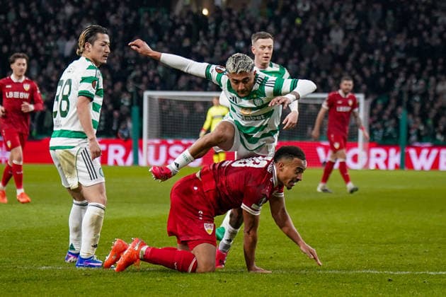 Football UEFA Europa League 2025 2026, Play Offs first leg Celtic FC Glasgow vs VfB Stuttgart Celtic Park Stadium Glasgow, Scotland Jamie Leweling VfB Stuttgart, 18 Daizen Maeda Celtic Glasgow, 38 Copyright: xJOERANxSTEINSIEKx