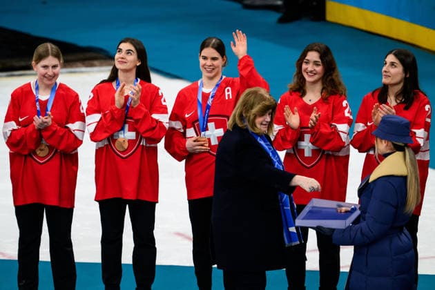 260219 Alina Muller of Switzerland celebrates as she is handed her bronze medal at the medal ceremony after the women s Ice hockey, Eishockey final game between USA and Canada during day 13 of the 2026 Winter Olympics on February 19, 2026 in Milan. Photo: Carl Sandin BILDBYRAN kod CS EW0643 ishockey ice hockey Olympic Games, Olympische Spiele, Olympia, OS olympics winter olympics os ol olympiska spel vinter-os olympiske leker milano cortina 2026 milan cortina 2026 milano cortina 2026 olympic games milano cortina 2026 winter olympic games milano cortina-os milano cortina-ol vinter-ol 13 bbeng dam usa kanada canada final *** 260219 Alina Muller of Switzerland celebrates as she is handed her bronze medal at the medal ceremony after the women s ice hockey final game between USA and Canada during day 13 of the 2026 Winter Olympics on February 19, 2026 in Milan Photo Carl Sandin BILDBYRAN code CS EW0643 ice hockey ice hockey olympic games olympics winter olympics os ol olympiska spel vinter os olympiske leker milano cortina 2026 milan cortina 2026 milano cortina 2026 olympic games milano cortina 2026 winter olympic games milano cortina os milano cortina ol vinter ol 13 bbeng dam usa kanada canada final  Copyright: CARLxSANDIN BB260219CS140