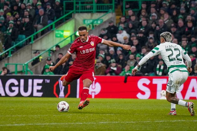 Football UEFA Europa League 2025 2026, Play Offs first leg Celtic FC Glasgow vs VfB Stuttgart Celtic Park Stadium Glasgow, Scotland Goal and goal kick for 1 3 by Jamie Leweling VfB Stuttgart, 18 Copyright: xJOERANxSTEINSIEKx
