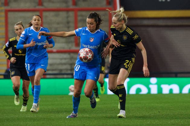 Manchester United, ManU Women v Athletico de Madrid Femenino - UEFA Women s Champions League Round of 16 Second Leg 25 26 Athletico de Madrid Femenino Amaiur Sarriegi battles for the ball with Millie Turner in match against Manchester United Women v - UEFA Women s Champions League Round of 16 Second Leg 25 26 19.02.2026 Leigh Leigh Sports Village United Kingdom Copyright: xZacharyxLockex