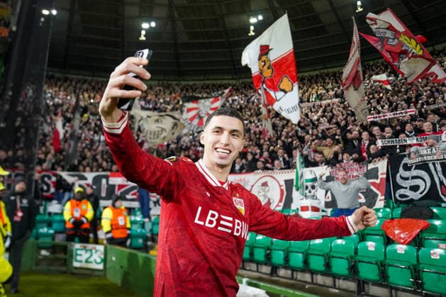 Football UEFA Europa League 2025 2026, Play Offs first leg Celtic FC Glasgow vs VfB Stuttgart Celtic Park Stadium Glasgow, Scotland Double goal scorer Bilal El Khannouss VfB Stuttgart, 11 takes a selfie with the accompanying guest fans Joy, emotions, cheers, facial expressions, facial expression, emotion Glasgow Scotland United Kingdom Copyright: xJOERANxSTEINSIEKx