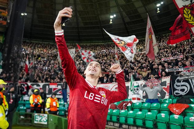 Football UEFA Europa League 2025 2026, Play Offs first leg Celtic FC Glasgow vs VfB Stuttgart Celtic Park Stadium Glasgow, Scotland Double goal scorer Bilal El Khannouss VfB Stuttgart, 11 takes a selfie with the accompanying guest fans Joy, emotions, cheers, facial expressions, facial expression, emotion Glasgow Scotland United Kingdom Copyright: xJOERANxSTEINSIEKx