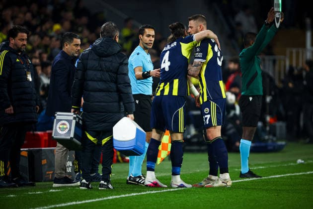 Fenerbahce SK vs Nottingham Forest FC Europa League 2025-26 KO play-offs 1st leg Milan Skriniar of Fenerbahce SK is substituted by Caglar Soyuncu of Fenerbahce SK after getting injured during the match. Fenerbahce SK and Nottingham Forest FC faced each other at UEFA Europa League 2025 26 KO play-offs 1st leg. The match took place in Chobani Fenerbahce Sukru Saracoglu Stadium on February 19th, 2026. Istanbul Istanbul Turkey Copyright: xBurakxBasturkx