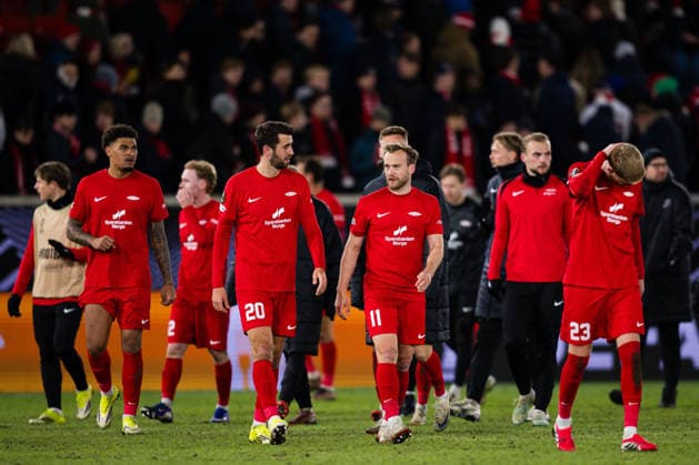 260219 Vetle Dragsnes, Bard Finne and Thore Pedersen of Brann looks dejected after the UEFA Europa League football match between Brann and Bologna on February 19, 2026 in Bergen Photo Marius Simensen BILDBYRAN COP 238 MM0056 bbeng bologna brann depp football fotball soccer uefa europa league  Copyright: MARIUSxSIMENSEN BB260219ZH104