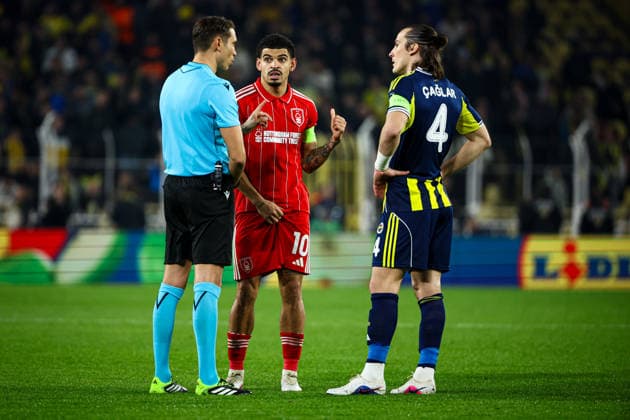Fenerbahce SK vs Nottingham Forest FC Europa League 2025-26 KO play-offs 1st leg Morgan Gibbs-White of Nottingham Forest FC and Caglar Soyuncu of Fenerbahce SK talk with the referee. Fenerbahce SK and Nottingham Forest FC faced each other at UEFA Europa League 2025 26 KO play-offs 1st leg. The match took place in Chobani Fenerbahce Sukru Saracoglu Stadium on February 19th, 2026. Istanbul Istanbul Turkey Copyright: xBurakxBasturkx