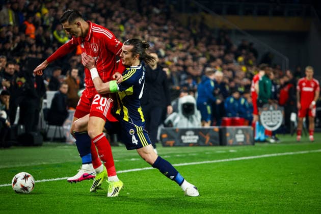Fenerbahce SK vs Nottingham Forest FC Europa League 2025-26 KO play-offs 1st leg Lorenzo Lucca of Nottingham Forest FC and Caglar Soyuncu of Fenerbahce SK vie for the ball during the match. Fenerbahce SK and Nottingham Forest FC faced each other at UEFA Europa League 2025 26 KO play-offs 1st leg. The match took place in Chobani Fenerbahce Sukru Saracoglu Stadium on February 19th, 2026. Istanbul Istanbul Turkey Copyright: xBurakxBasturkx