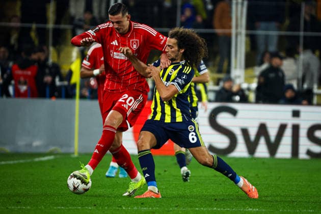 Fenerbahce SK vs Nottingham Forest FC Europa League 2025-26 KO play-offs 1st leg Lorenzo Lucca of Nottingham Forest FC and Matteo Guendouzi of Fenerbahce SK vie for the ball during the match. Fenerbahce SK and Nottingham Forest FC faced each other at UEFA Europa League 2025 26 KO play-offs 1st leg. The match took place in Chobani Fenerbahce Sukru Saracoglu Stadium on February 19th, 2026. Istanbul Istanbul Turkey Copyright: xBurakxBasturkx
