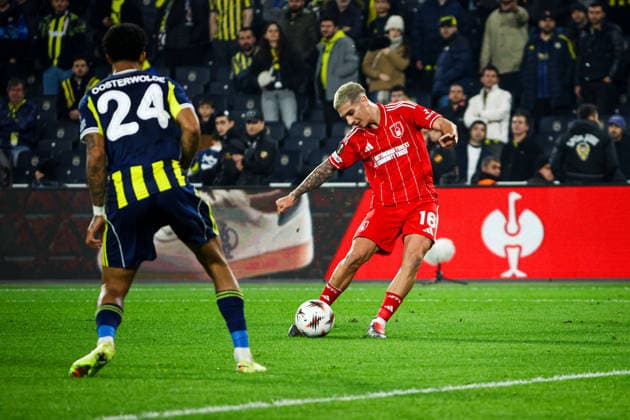 Fenerbahce SK vs Nottingham Forest FC Europa League 2025-26 KO play-offs 1st leg Nicolas Dominguez of Nottingham Forest FC kicks the ball during the match. Fenerbahce SK and Nottingham Forest FC faced each other at UEFA Europa League 2025 26 KO play-offs 1st leg. The match took place in Chobani Fenerbahce Sukru Saracoglu Stadium on February 19th, 2026. Istanbul Istanbul Turkey Copyright: xBurakxBasturkx