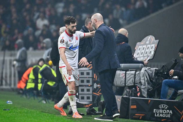 FOOTBALL : Lille vs Etoile Rouge Belgrade - Europa League - Lille - 19 02 2026 Nayair Tiknizyan ( 23 - Red Star Belgrade ) shake hands with Dejan Stankovic ( coach Red Star Belgrade ) during the UEFA Europa League match between Lille OSC and Red Star Belgrade at Stade Pierre Mauroy on February 19, 2026 in Lille, France. ( Photo by Federico Pestellini PsnewZ ) - LilleFrance  Copyright: xFedericoxPestellinix