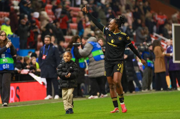 Manchester United, ManU Women v Athletico de Madrid Femenino - UEFA Women s Champions League Round of 16 Second Leg 25 26 Manchester United Women s Melvine Malard thumbs up to crowd with niece after final whistle against Athletico de Madrid Femenino - UEFA Women s Champions League Round of 16 Second Leg 25 26 19.02.2026 Leigh Leigh Sports Village United Kingdom Copyright: xZacharyxLockex