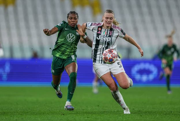 ITA, Wolfsburg, Juventus Turin vs VfL Wolfsburg, WomenÂs Champions League, Football, UEFA, Season 2025 2026, Allianz Stadium, Playoffs, Second leg in picture v l Lineth Beerensteyn VfL Wolfsburg Women 9 , Mathilde Harviken Juventus Turin Women 5 , Duel DFB DFL REGULATIONS PROHIBIT ANY USE OF PHOTOGRAPHS AS IMAGE SEQUENCES AND OR QUASI VIDEO, 19 02 2026 Copyright: HMBxMedia HendrikxHamelau