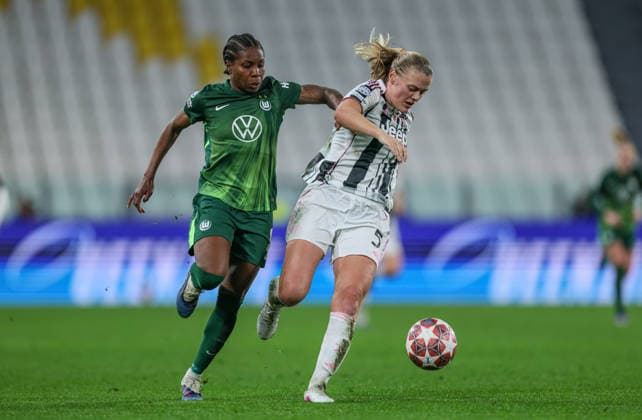 ITA, Wolfsburg, Juventus Turin vs VfL Wolfsburg, WomenÂs Champions League, Football, UEFA, Season 2025 2026, Allianz Stadium, Playoffs, Second leg in picture v l Lineth Beerensteyn VfL Wolfsburg Women 9 , Mathilde Harviken Juventus Turin Women 5 , Duel DFB DFL REGULATIONS PROHIBIT ANY USE OF PHOTOGRAPHS AS IMAGE SEQUENCES AND OR QUASI VIDEO, 19 02 2026 Copyright: HMBxMedia HendrikxHamelau