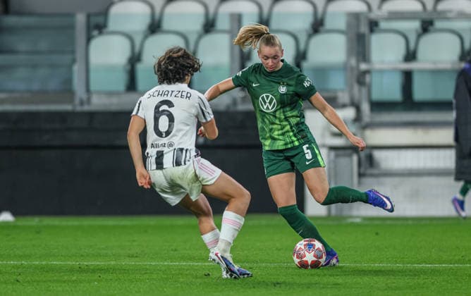 ITA, Wolfsburg, Juventus Turin vs VfL Wolfsburg, WomenÂs Champions League, Football, UEFA, Season 2025 2026, Allianz Stadium, Playoffs, Second leg in picture v l Eva Schatzer Juventus Turin Women 6 , Ella Peddemors VfL Wolfsburg Women 5 DFB DFL REGULATIONS PROHIBIT ANY USE OF PHOTOGRAPHS AS IMAGE SEQUENCES AND OR QUASI VIDEO, 19 02 2026 Copyright: HMBxMedia HendrikxHamelau