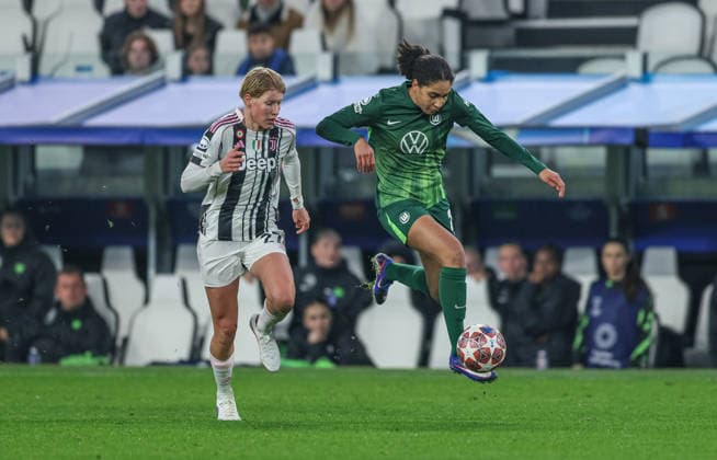 ITA, Wolfsburg, Juventus Turin vs VfL Wolfsburg, WomenÂs Champions League, Football, UEFA, Season 2025 2026, Allianz Stadium, Playoffs, Second leg in picture v l Paulina Krumbiegel Juventus Turin Women 27 , Cora Zicai VfL Wolfsburg Women 28 DFB DFL REGULATIONS PROHIBIT ANY USE OF PHOTOGRAPHS AS IMAGE SEQUENCES AND OR QUASI VIDEO, 19 02 2026 Copyright: HMBxMedia HendrikxHamelau