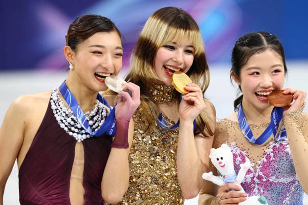 February 19, 2026, Milan, Lombardy, Italy: ALYSA LIU of USA celebrates with the gold medal in the Women s Single Skating of the Figure skating, Eiskunstlauf at the Milano Cortina 2026 Winter Olympic Games, Olympische Spiele, Olympia, OS SAKAMOTO KAORI of Japan (left) is the silver medal winner and her compatriot NAKAI AMI (right) is the bronze medal winner. Milan Italy - ZUMAc179 20260219_oly_c179_160 Copyright: xMickaelxChavetx