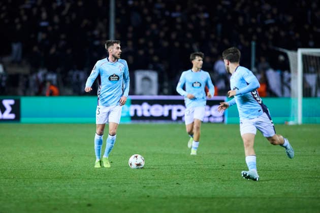 RC Celta de Vigo v Paok FC - UEFA Europa League THESSALONIKI, GREECE SPAIN - FEBRUARY 19: Oscar Mingueza of Celta de Vigo runs with the ball during the UEFA Europa League 2025 26 KO Playoff match between Paok FC and RC Celta de Vigo at Toumba Stadium on February 19, 2026 in Thessaloniki, Greece. Thessaloniki Toumba Stadium Greece Copyright: xDiegoxSimonx