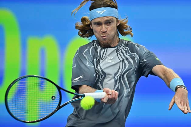 ATP, Tennis Herren Qatar Exxonmobil Open-Quarter Final Andrey Rublev of Russia competes against Stefanos Tsitsipas of Greece in the Quarter final at the ATP men s Qatar ExxonMobil Open 2026 tennis tournament at the Khalifa International Tennis Complex in Doha, Qatar, on February 19, 2026. DOHA Qatar Copyright: xNOUSHADx