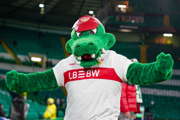Football UEFA Europa League 2025 2026, Play Offs first leg Celtic FC Glasgow vs VfB Stuttgart Celtic Park Stadium Glasgow, Scotland Glasgow, Scotland, Europe, Celtic Park, Fritzle VfB Stuttgart , mascot, cheering, arms outstretched, Emotion, portrait, close-up, away match, soccer, professional soccer, Bundesliga, club logo, JAKO, sponsor logo LBBW, floodlight, evening match, stands, stadium atmosphere, European Cup, entertainment, fan loyalty, joy, emotions, cheering Copyright: xJOERANxSTEINSIEKx