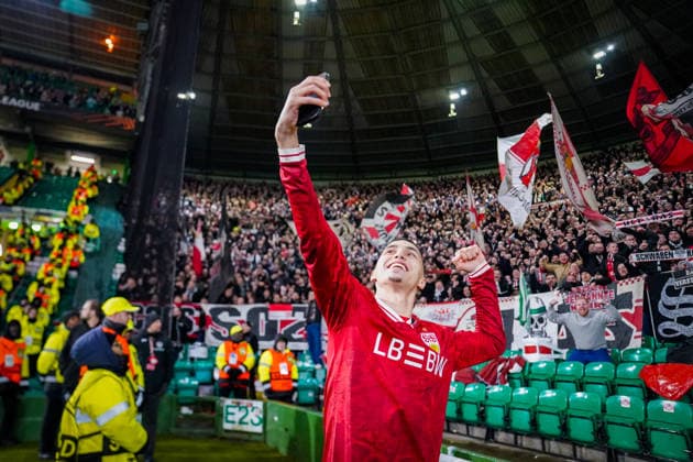 Football UEFA Europa League 2025 2026, Play Offs first leg Celtic FC Glasgow vs VfB Stuttgart Celtic Park Stadium Glasgow, Scotland Double goal scorer Bilal El Khannouss VfB Stuttgart, 11 cheers and takes a selfie with the Stuttgart fans Gesture, gesture, emotion, joy, emotions, cheering, long shot perspective Glasgow Scotland United Kingdom Copyright: xJOERANxSTEINSIEKx