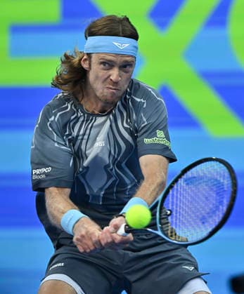 ATP, Tennis Herren Qatar Exxonmobil Open 2026 tennis tournament in Doha - 19 Feb 2026 Andrey Rublev of Russia plays against Stefanos Tsitsipas of Greece (not in view) during their men s singles quarter final match at the ATP Qatar Exxonmobil Open 2026 tennis tournament at the Khalifa International Tennis Complex. Andrey Rublev won against Andrey Rublev 6-3,7-6. Doha Qatar Copyright: xNoushadxVariyattiyakkalx xSOPAxImagesx NVRITYAKAL2-062