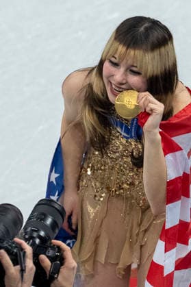 Figure skating, Eiskunstlauf - Milano Cortina 2026 Winter Olympics: Day 13 Gold medallist USA s Alysa Liu poses with her medal following the victory ceremony of the figure skating women s single free skating final during the Milano Cortina 2026 Winter Olympic Games, Olympische Spiele, Olympia, OS at Milano Ice Skating Arena in Milan on February 19, 2026. Milano Italy  Copyright: xAndrzejxIwanczukx originalFilename:iwanczuk-figuresk260220_npqOl.jpg