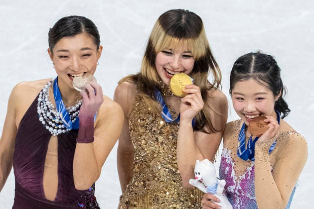 Figure skating, Eiskunstlauf - Milano Cortina 2026 Winter Olympics: Day 13 United States of America s Alysa Liu and Japan s Ami Nakai, Kaori Sakamoto celebrate on the podium after the Figure Skating Women Single Skating - Free Skating during Milano Cortina 2026 Winter Olympics - Day 15 on February 19, 2026 in Milan, Italy. Milano Italy  Copyright: xAndrzejxIwanczukx originalFilename:iwanczuk-figuresk260220_np1L0.jpg