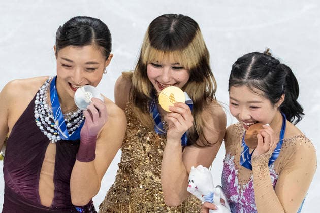Figure skating, Eiskunstlauf - Milano Cortina 2026 Winter Olympics: Day 13 United States of America s Alysa Liu and Japan s Ami Nakai, Kaori Sakamoto celebrate on the podium after the Figure Skating Women Single Skating - Free Skating during Milano Cortina 2026 Winter Olympics - Day 15 on February 19, 2026 in Milan, Italy. Milano Italy  Copyright: xAndrzejxIwanczukx originalFilename:iwanczuk-figuresk260220_npLJD.jpg