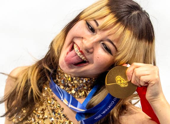 February 19, 2026, Milan, Lombardy, Italy: American ALYSA LIU and her gold medal and flag after the Women Single Skating- Free Skating medal round Thursday night at this Milano Cortina 2026 Olympics. Olympics 2026: Milano Cortina: Figure skating, Eiskunstlauf Women s  - ZUMAa35_ 20260219_oly_a35_031 Copyright: xDanielxA.xAndersonx