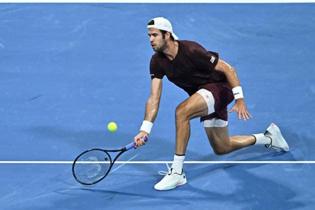 ATP, Tennis Herren Qatar Exxonmobil Open-Quarter Final Karen Khachanov of Russia competes against Carlos Alcaraz of Spain in the Quarter final at the ATP men s Qatar ExxonMobil Open 2026 tennis tournament at the Khalifa International Tennis Complex in Doha, Qatar, on February 19, 2026. DOHA Qatar Copyright: xNOUSHADx