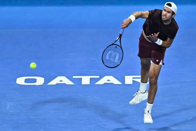 ATP, Tennis Herren Qatar Exxonmobil Open-Quarter Final Karen Khachanov of Russia competes against Carlos Alcaraz of Spain in the Quarter final at the ATP men s Qatar ExxonMobil Open 2026 tennis tournament at the Khalifa International Tennis Complex in Doha, Qatar, on February 19, 2026. DOHA Qatar Copyright: xNOUSHADx