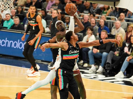 February 19, 2026, Austin, Texas, USA: Phoenix Suns center MARK WILLIAMS (15) works against San Antonio Spurs forward CARTER BRYANT (11) during an NBA, Basketball Herren, USA game between the Spurs and the Suns on February 19, 2026 in Austin, Texas. The Spurs won, 121-94. Austin USA - ZUMAc201 20260219_zap_c201_001 Copyright: xScottxColemanx