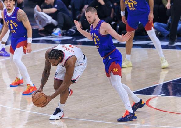 February 19, 2026, Inglewood, California, USA: Christian Braun 0 of the Denver Nuggets guards Kawhi Leonard 2 of the Los Angeles Clippers during their regular season NBA, Basketball Herren, USA game on Thursday February 19, 2026 at Intuit Dome in Inglewood, California. ARIANA RUIZ PI Inglewood USA - ZUMAp124 20260219_zaa_p124_005 Copyright: xArianaxRuizx