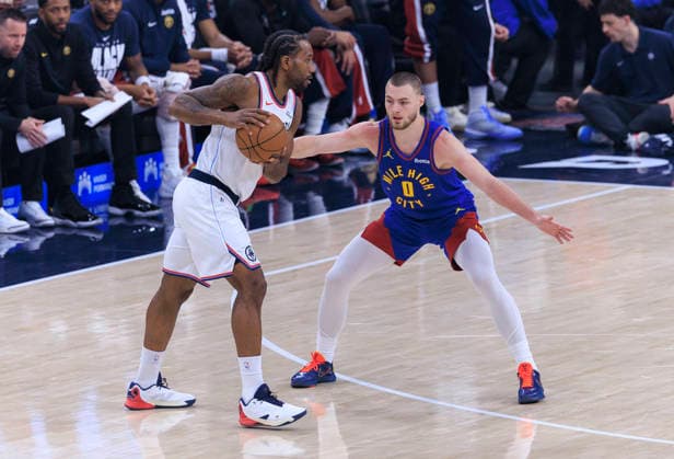 February 19, 2026, Inglewood, California, USA: Christian Braun 0 of the Denver Nuggets guards Kawhi Leonard 2 of the Los Angeles Clippers during their regular season NBA, Basketball Herren, USA game on Thursday February 19, 2026 at Intuit Dome in Inglewood, California. ARIANA RUIZ PI Clippers Vs. Nuggets  - ZUMAp124 20260219_zaa_p124_006 Copyright: xArianaxRuizx