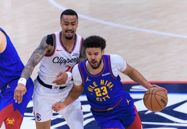 February 19, 2026, Inglewood, California, USA: Cameron Johnson 23 of the Denver Nuggets drives past John Collins 20 of the Los Angeles Clippers during their regular season NBA, Basketball Herren, USA game on Thursday February 19, 2026 at Intuit Dome in Inglewood, California. ARIANA RUIZ PI Inglewood USA - ZUMAp124 20260219_zaa_p124_009 Copyright: xArianaxRuizx